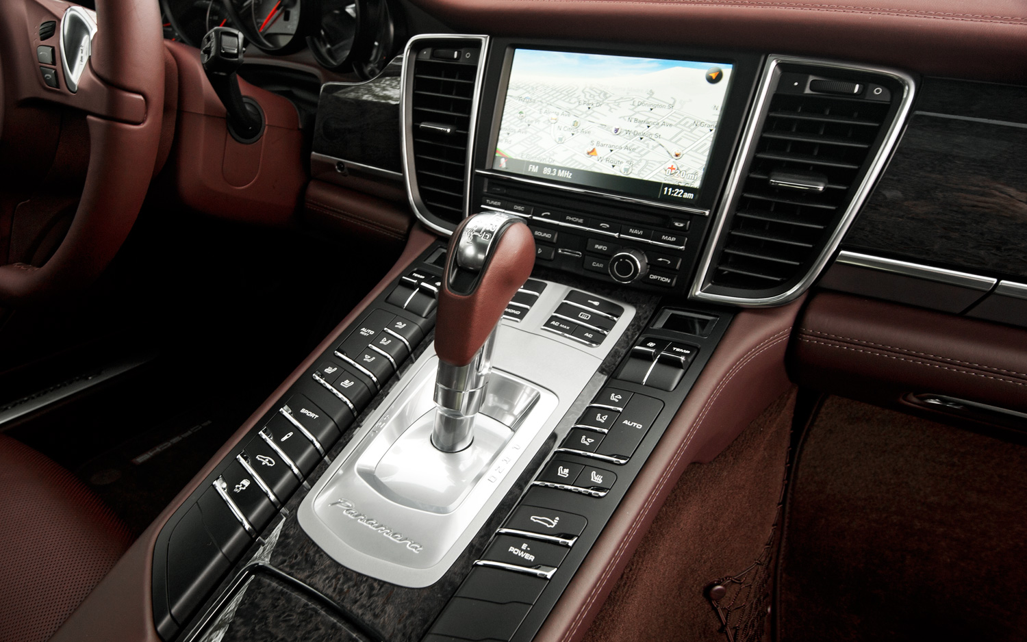 2012-Porsche-Panamera-S-Hybrid-center-console.jpg